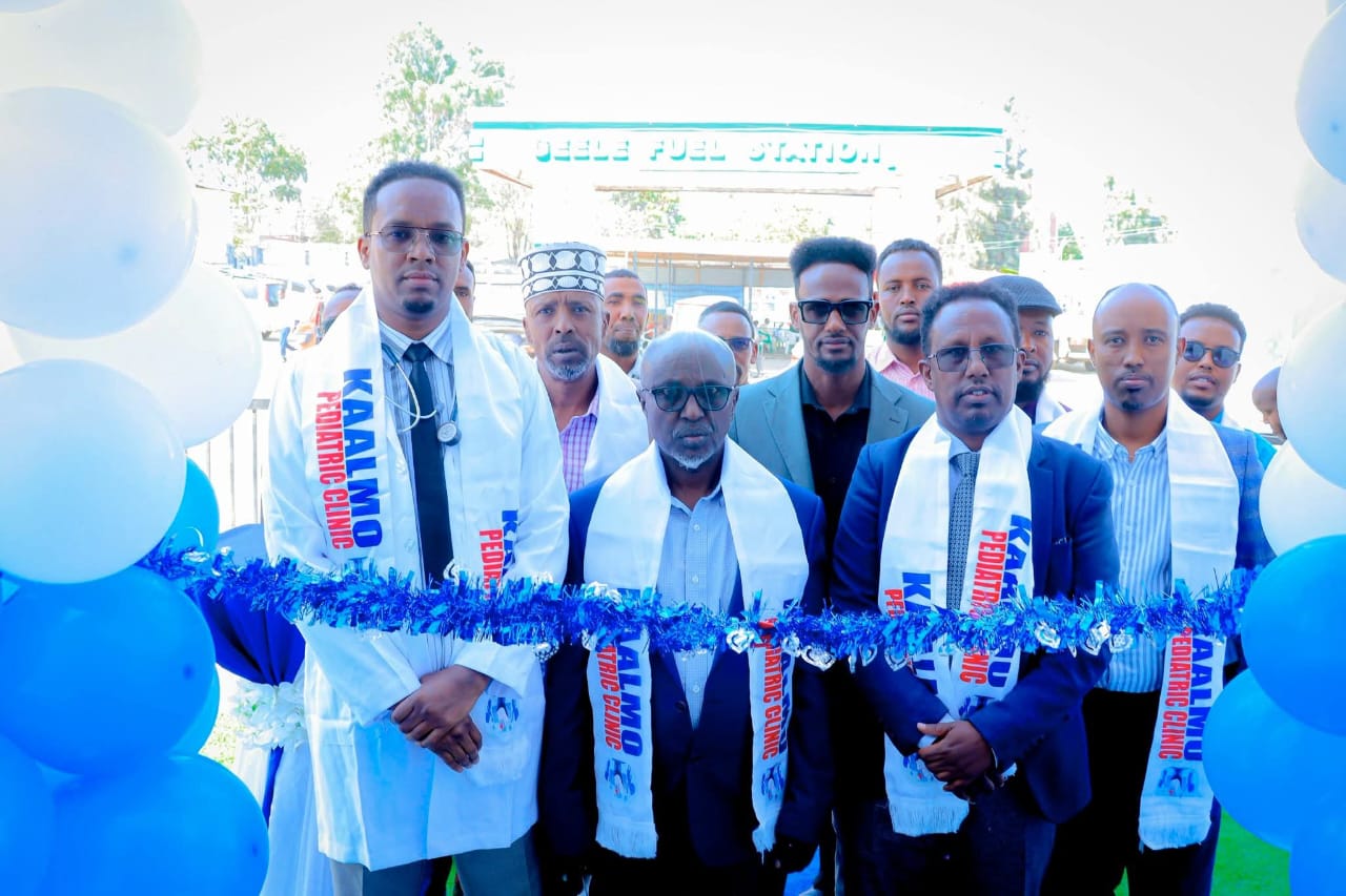 Community gathering at Kaalmo Clinic opening